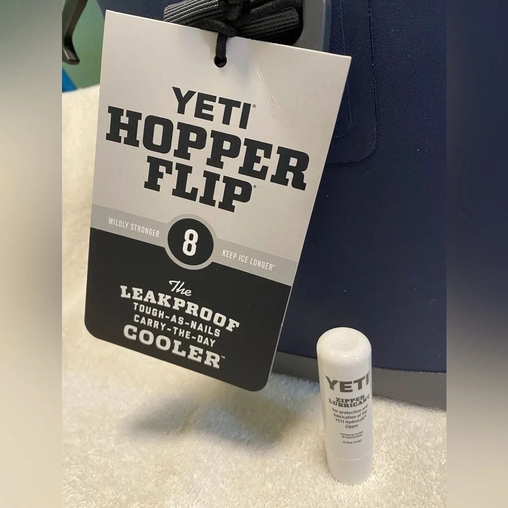 YETI Hopper Flip 8 Soft Cooler Navy 100% Leakproof NWT w Strap & Zip Lubricant - Picture 2 of 6
